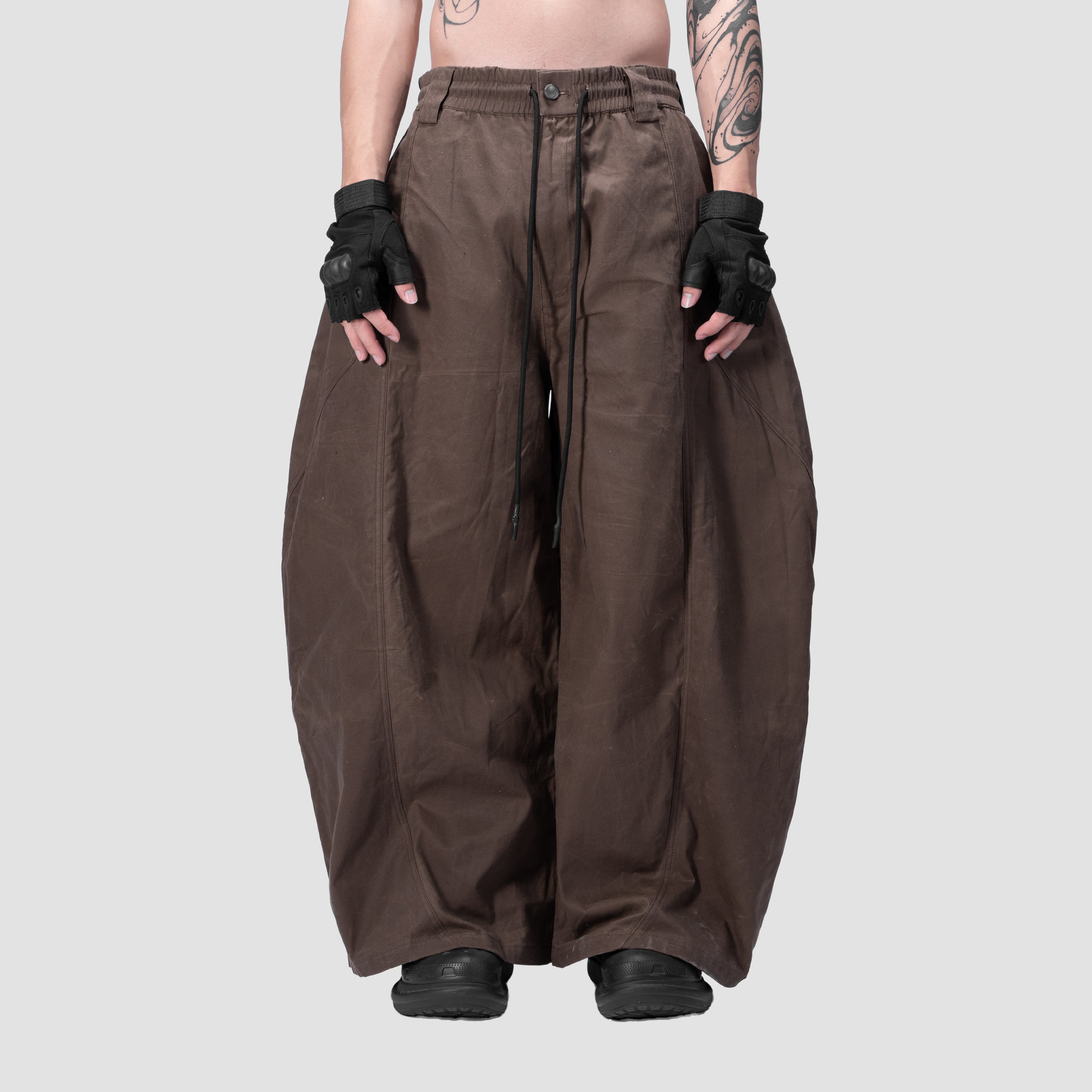 SPLIT CURVE PANTS - BROWN