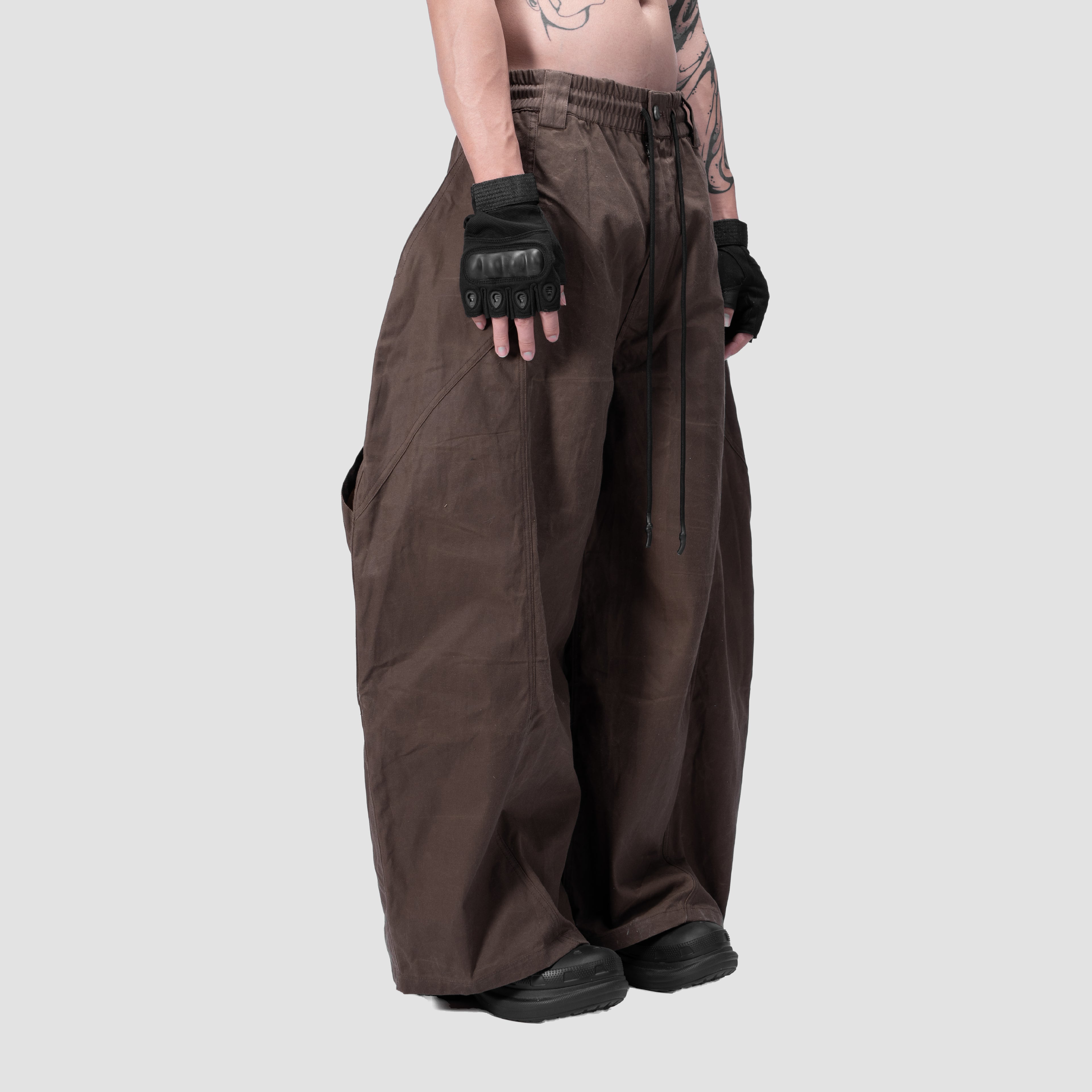 SPLIT CURVE PANTS - BROWN