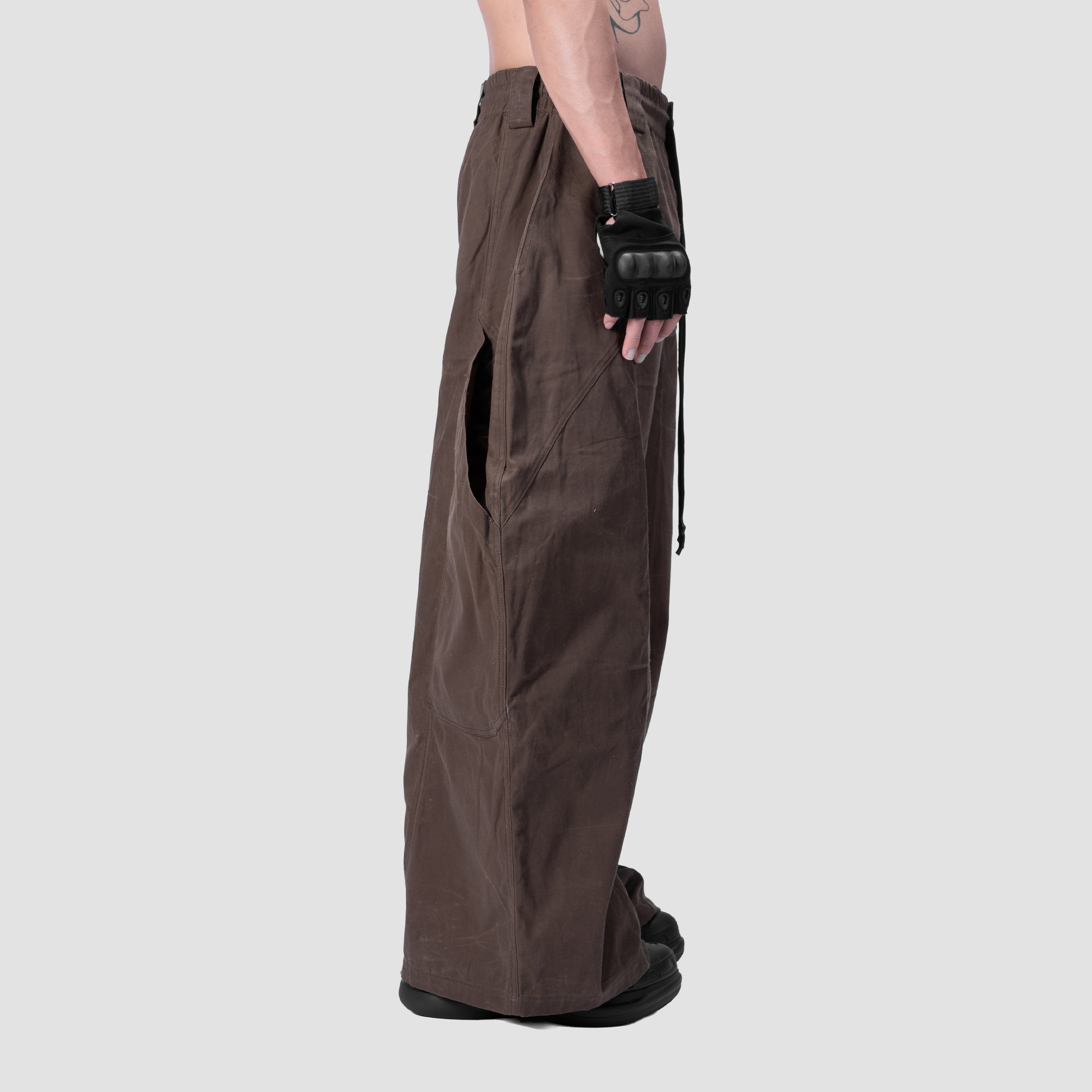 SPLIT CURVE PANTS - BROWN