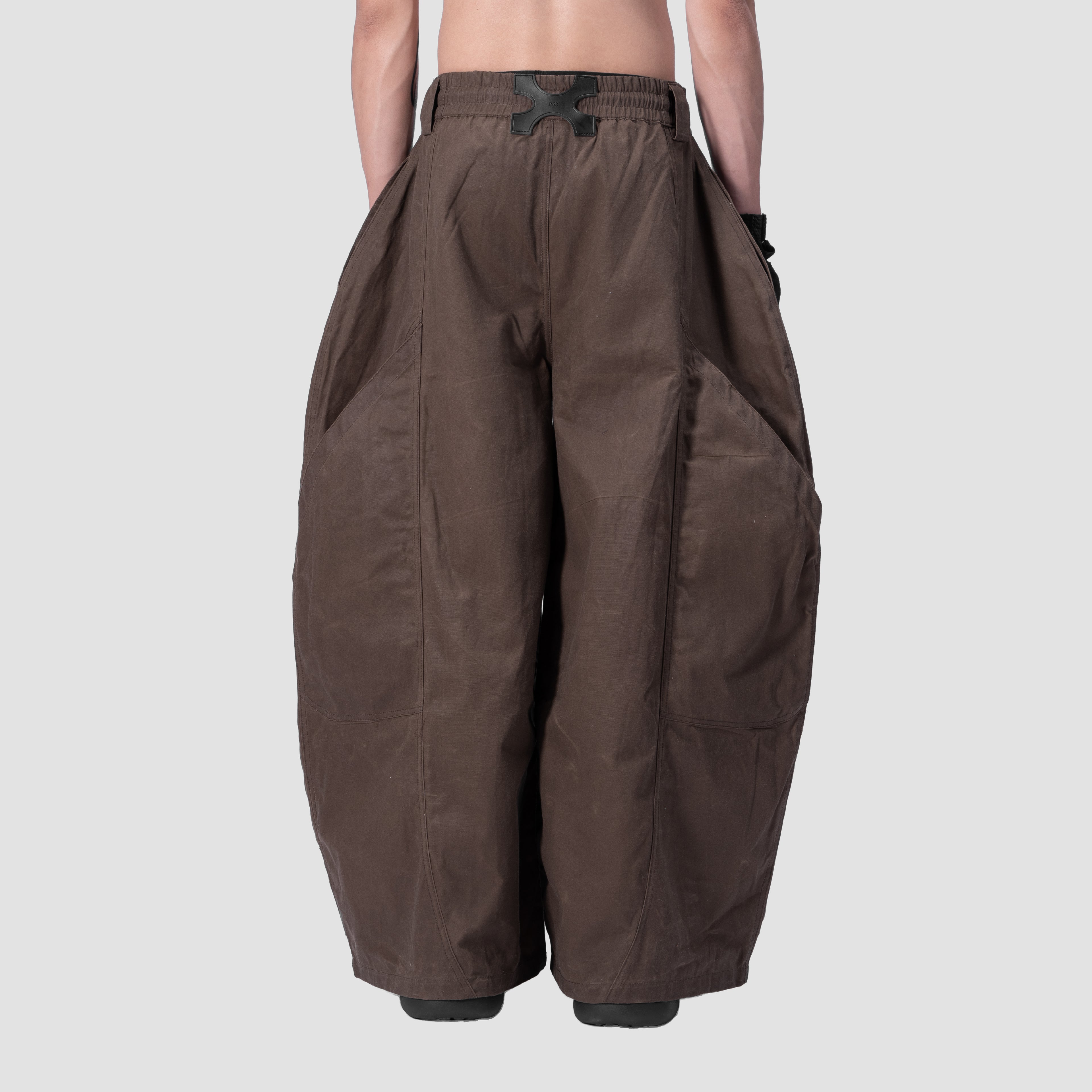 SPLIT CURVE PANTS - BROWN