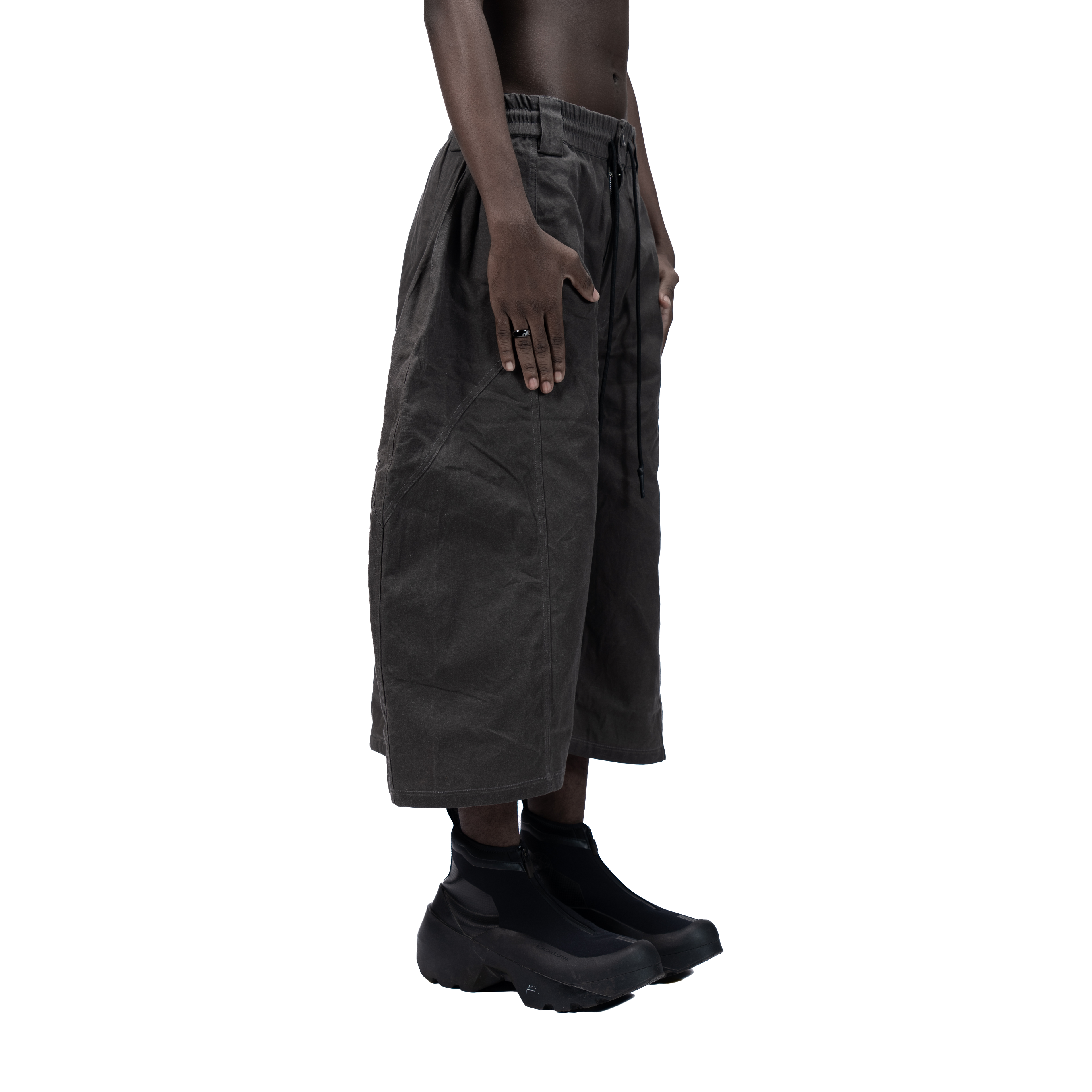 SPLIT CURVE JORTS - GREY