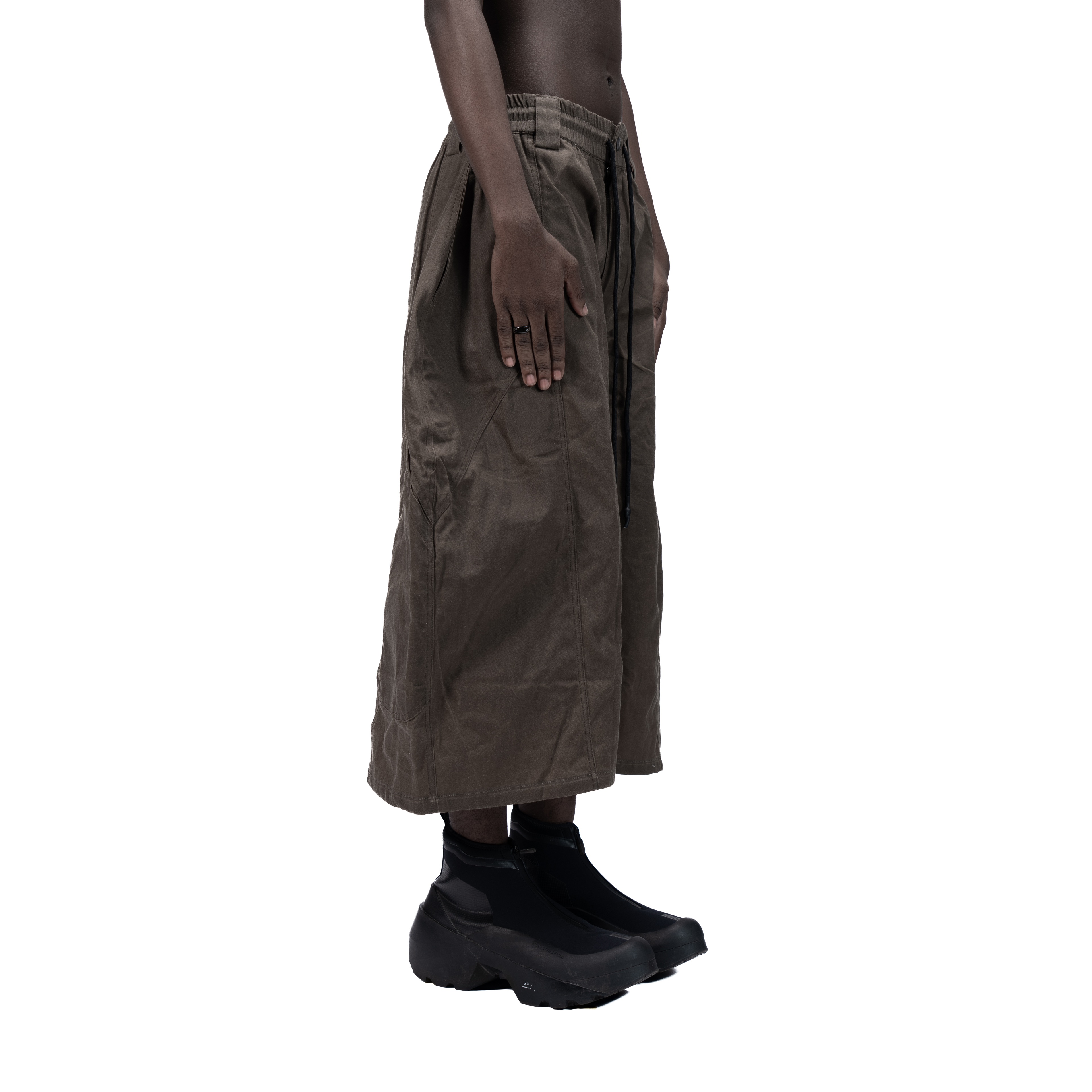 SPLIT CURVE JORTS - BROWN