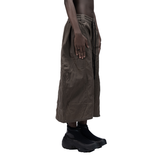 SPLIT CURVE JORTS - BROWN