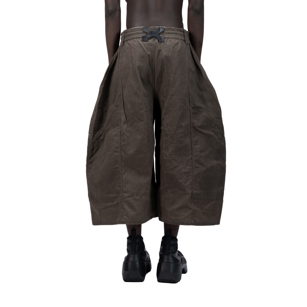 SPLIT CURVE JORTS - BROWN