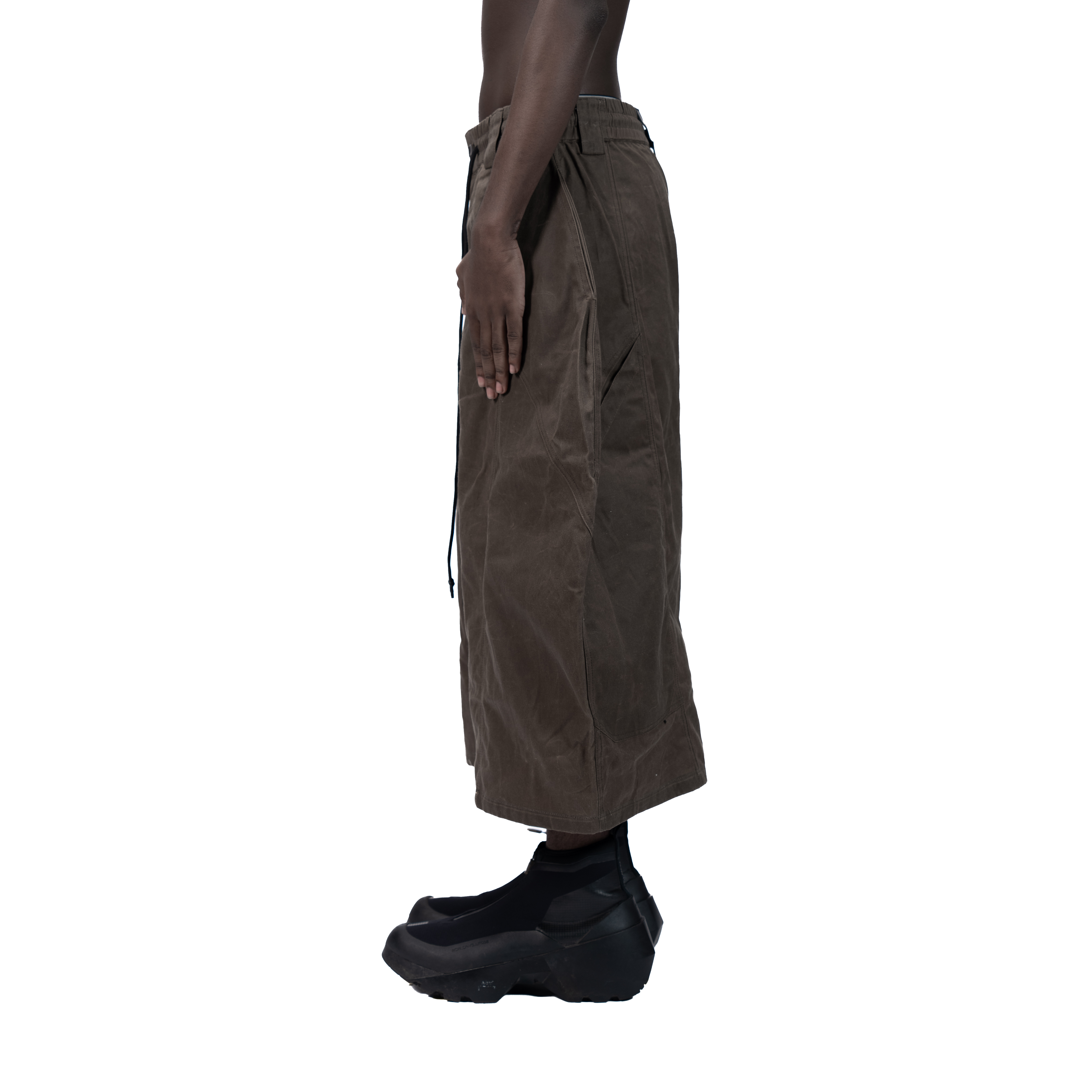 SPLIT CURVE JORTS - BROWN